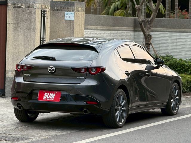 LED頭燈/免鑰匙/駕駛座電動記憶座椅/電子手煞車/盲點/摸門/BOSE音響/抬顯/換檔撥片/雙區恆溫  第2張相片