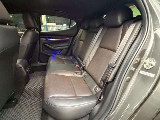 LED頭燈/免鑰匙/駕駛座電動記憶座椅/電子手煞車/盲點/摸門/BOSE音響/抬顯/換檔撥片/雙區恆溫  第5張相片