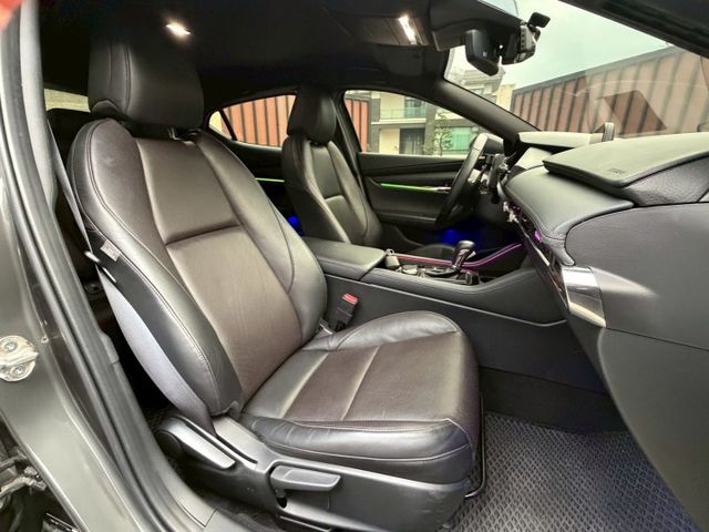 LED頭燈/免鑰匙/駕駛座電動記憶座椅/電子手煞車/盲點/摸門/BOSE音響/抬顯/換檔撥片/雙區恆溫  第6張相片