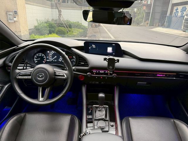 LED頭燈/免鑰匙/駕駛座電動記憶座椅/電子手煞車/盲點/摸門/BOSE音響/抬顯/換檔撥片/雙區恆溫  第10張相片