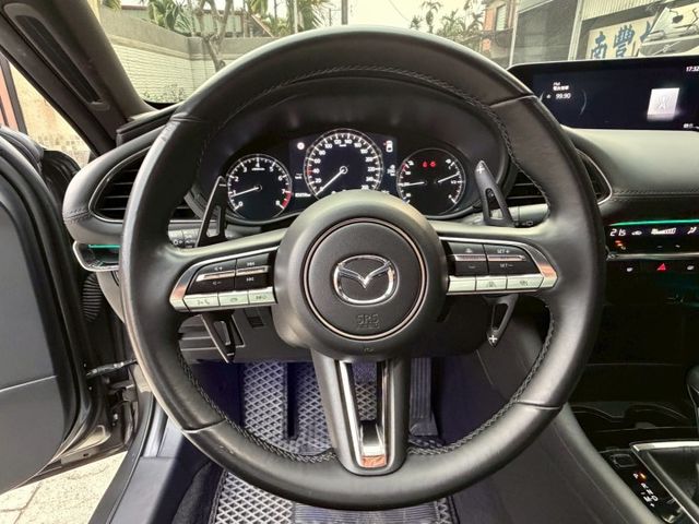 LED頭燈/免鑰匙/駕駛座電動記憶座椅/電子手煞車/盲點/摸門/BOSE音響/抬顯/換檔撥片/雙區恆溫  第16張相片