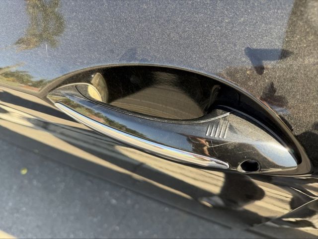 免鑰匙/HID頭燈/摸門/倒車顯影/雙區恆溫/全景天窗/電子手煞車/循跡防滑/電尾門/電動座椅  第4張相片