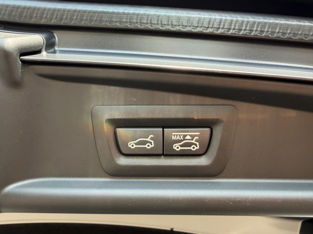 免鑰匙/HID頭燈/摸門/倒車顯影/雙區恆溫/全景天窗/電子手煞車/循跡防滑/電尾門/電動座椅  第9張相片