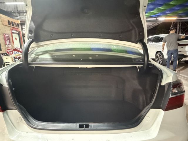 免鑰匙/定速/倒車顯影/安卓機/電動座椅/摸門/HID頭燈/雙區恆溫/駕駛座電動座椅  第7張相片