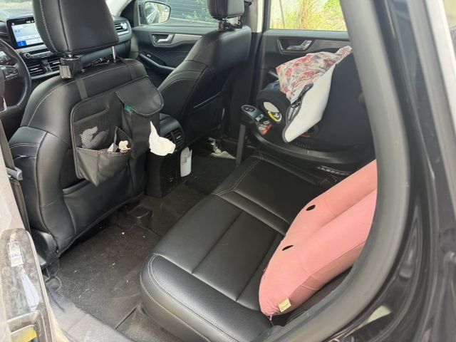 LED頭燈/後座出風口/電子手煞車/摸門/免鑰匙/倒車顯影/定速/跟車/盲點/電動座椅/雙區恆溫  第5張相片