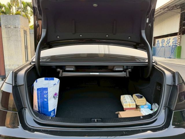 LED頭燈/盲點/摸門/電尾門/三組電動記憶座椅/免鑰匙/倒車顯影/360環景/全景天窗/雙區恆溫/hk音響  第6張相片