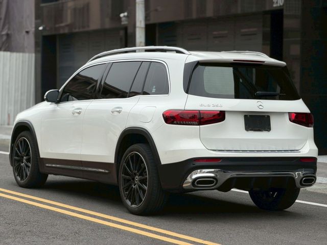 23P跟車 多光束頭燈/全景天窗/360環景/原廠導航/免鑰匙啟動/摸門解鎖/盲點偵測/環倉氣氛燈/麂皮座椅/渦輪出風口  第2張相片