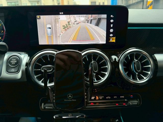 23P跟車 多光束頭燈/全景天窗/360環景/原廠導航/免鑰匙啟動/摸門解鎖/盲點偵測/環倉氣氛燈/麂皮座椅/渦輪出風口  第6張相片