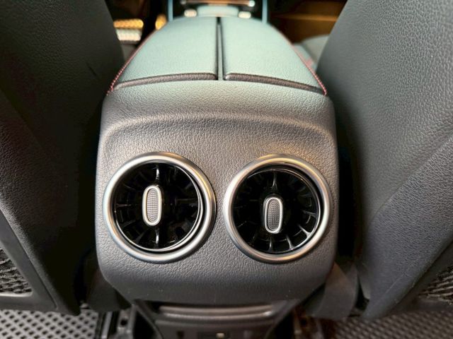 23P跟車 多光束頭燈/全景天窗/360環景/原廠導航/免鑰匙啟動/摸門解鎖/盲點偵測/環倉氣氛燈/麂皮座椅/渦輪出風口  第11張相片