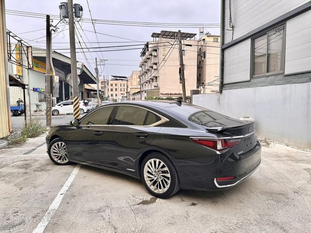 油電/LED頭燈/電動記憶座椅/高級音響/倒車顯影/360環景/天窗/後座出風口/雙區恆溫/免鑰匙/定速/跟車/車道偏離  第2張相片