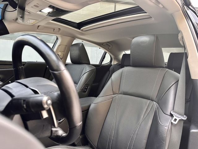 油電/LED頭燈/電動記憶座椅/高級音響/倒車顯影/360環景/天窗/後座出風口/雙區恆溫/免鑰匙/定速/跟車/車道偏離  第7張相片