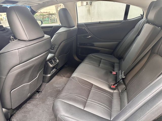 油電/LED頭燈/電動記憶座椅/高級音響/倒車顯影/360環景/天窗/後座出風口/雙區恆溫/免鑰匙/定速/跟車/車道偏離  第8張相片