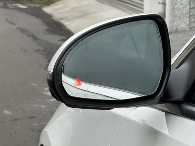 23P跟車/360環景/LED頭燈/盲點/電尾門/免鑰匙/雙區恆溫/APPLE CARPLAY/摸門/電動記憶座椅  第5張相片