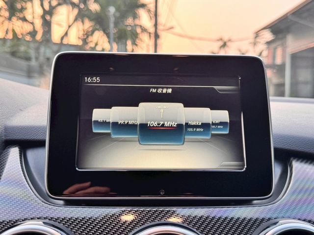 2016 BENZ B180/電動座椅/雙區恆溫/LED頭燈/免鑰匙/後座出風口  第7張相片