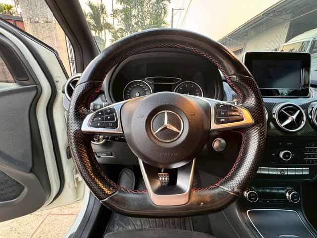 2016 BENZ B180/電動座椅/雙區恆溫/LED頭燈/免鑰匙/後座出風口  第9張相片