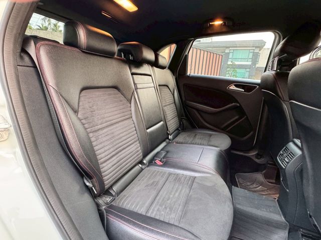 2016 BENZ B180/電動座椅/雙區恆溫/LED頭燈/免鑰匙/後座出風口  第11張相片