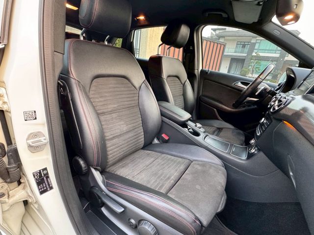 2016 BENZ B180/電動座椅/雙區恆溫/LED頭燈/免鑰匙/後座出風口  第12張相片