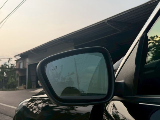 LED頭燈/後座出風口/電子手煞車/摸門/免鑰匙/倒車顯影/定速/跟車/盲點/電動座椅/雙區恆溫  第9張相片