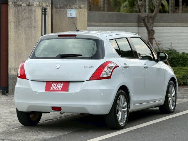 2014 SUZUKI SWIFT/倒車顯影/免鑰匙啟動/恆溫空調/摸門/定速/恆溫空調  第2張相片
