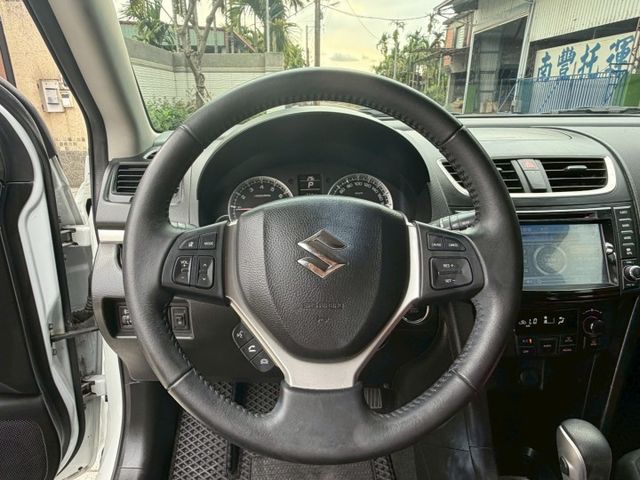 2014 SUZUKI SWIFT/倒車顯影/免鑰匙啟動/恆溫空調/摸門/定速/恆溫空調  第12張相片