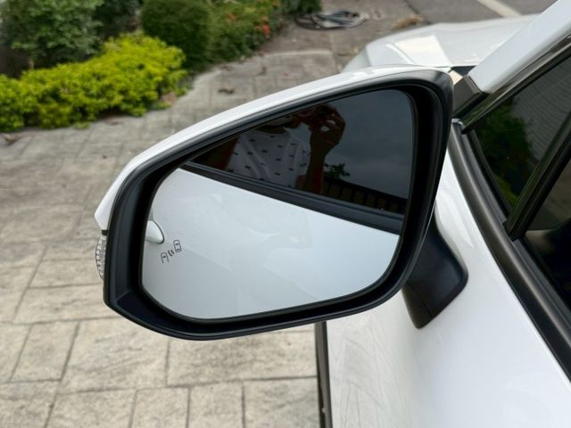 LED頭燈/免鑰匙/恆溫空調/倒車顯影/360環景/定速/車道偏移/摸門/盲點/後座出風口  第4張相片