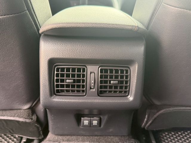 LED頭燈/盲點/雙前電動座椅/摸門/車道偏離/ACC跟車/循跡防滑/倒車顯影/免鑰匙/雙區恆溫  第11張相片