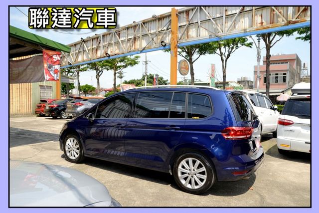 TSI 7人座/原廠保養車/全車9成新/後電尾門/倒車360度顯影/全車原版件/CarPlay/電動座椅  第4張相片