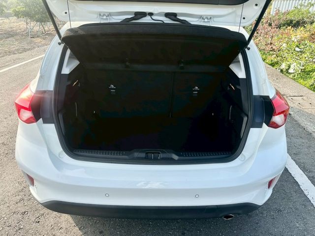 冠鑫汽車全程為您服務～2022年focus/1500cc/LED/全車原版件！  第5張相片