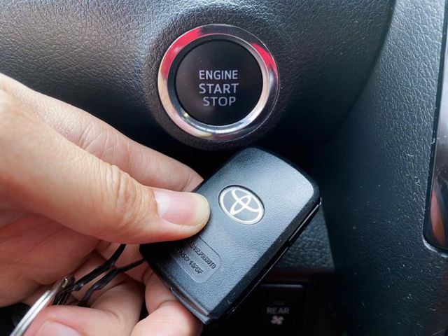 一手漂亮車 ! 七人座大空間 ! 認證車 ! 全額貸款 !  第13張相片
