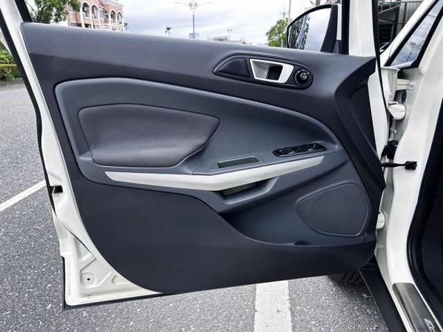 一手美車 ! 小型休旅車 ! 定速 ! 恆溫 ! 6安 ! 認證車 ! 全額貸款 !  第14張相片