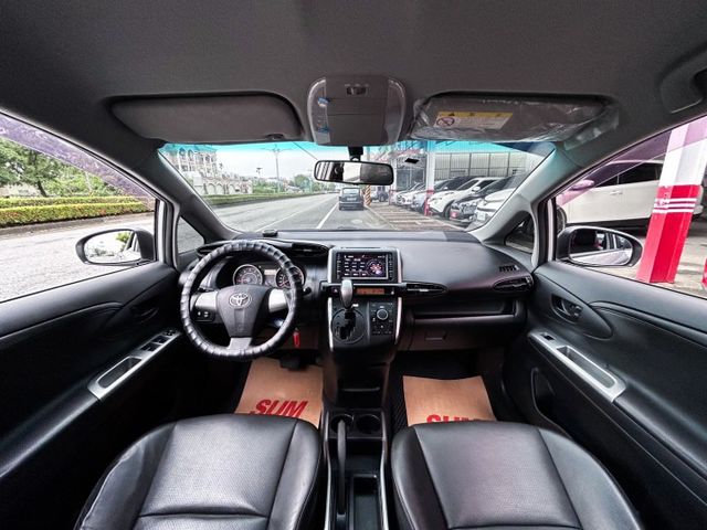 12年領牌 ! 一手美車 ! 7人座首選車 ! 內裝皮椅漂亮 ! 定速/恆溫/後出風口 ! 認證車 ! 全額貸款 !  第9張相片