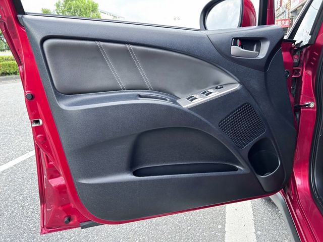 一手美車 ! 超低里程僅跑2萬 ! 車況如新車 ! 第三方認證車 ! 全額貸款 !  第15張相片