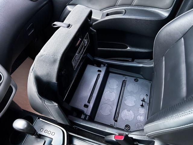 一手美車 ! 超低里程僅跑2萬 ! 車況如新車 ! 第三方認證車 ! 全額貸款 !  第16張相片