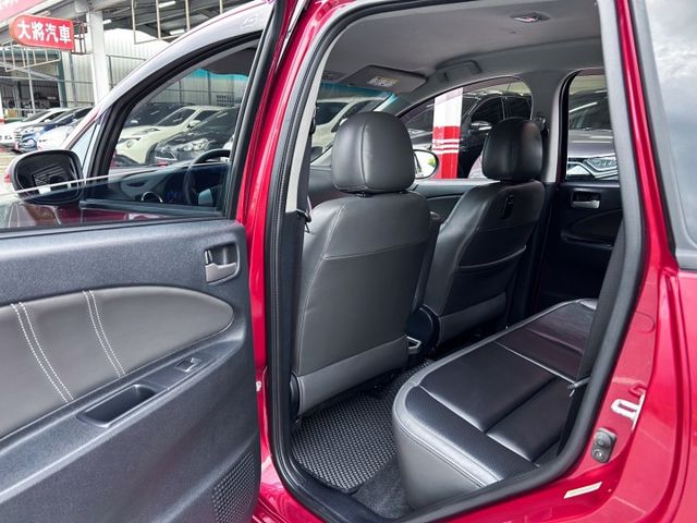 一手美車 ! 超低里程僅跑2萬 ! 車況如新車 ! 第三方認證車 ! 全額貸款 !  第18張相片