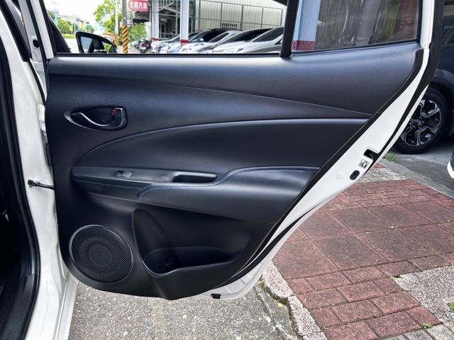 一手美車 ! 熱門暢銷車款 ! 第三方認證車 ! 全額貸款 !  第17張相片