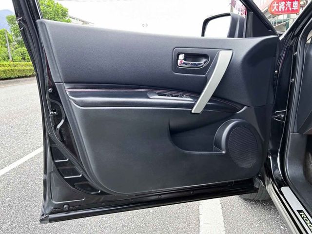 一手美車 ! 4WD旗艦版 ! 少跑里程11萬 ! 內外漂亮 ! 認證車 ! 全額貸款  第17張相片