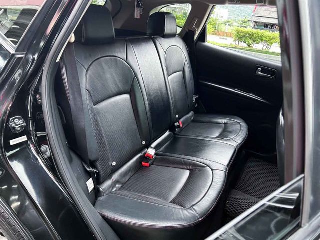 一手美車 ! 4WD旗艦版 ! 少跑里程11萬 ! 內外漂亮 ! 認證車 ! 全額貸款  第18張相片