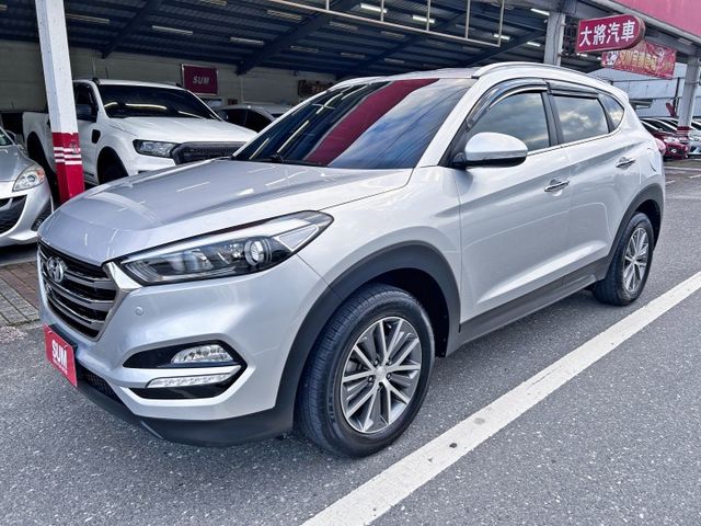 一手美車 ! 低里程跑5萬 ! 升級安卓機 ! 認證車 ! 全額貸款 !  第4張相片