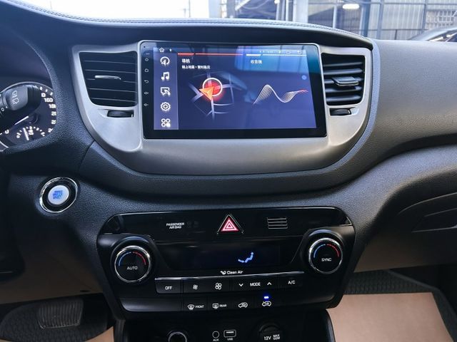 一手美車 ! 低里程跑5萬 ! 升級安卓機 ! 認證車 ! 全額貸款 !  第9張相片