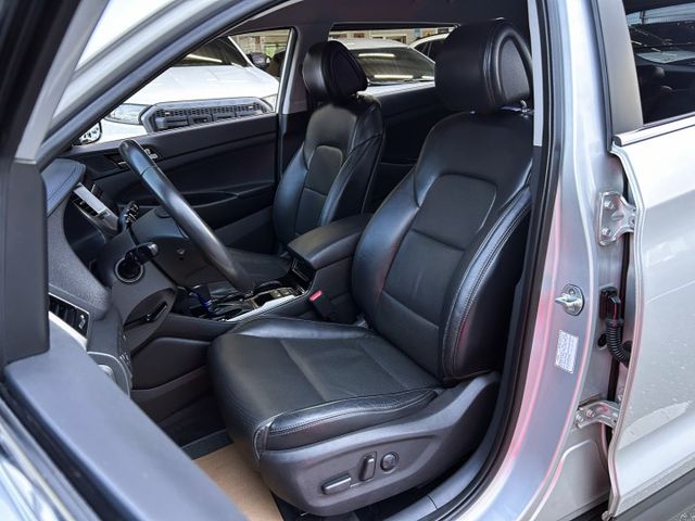 一手美車 ! 低里程跑5萬 ! 升級安卓機 ! 認證車 ! 全額貸款 !  第15張相片