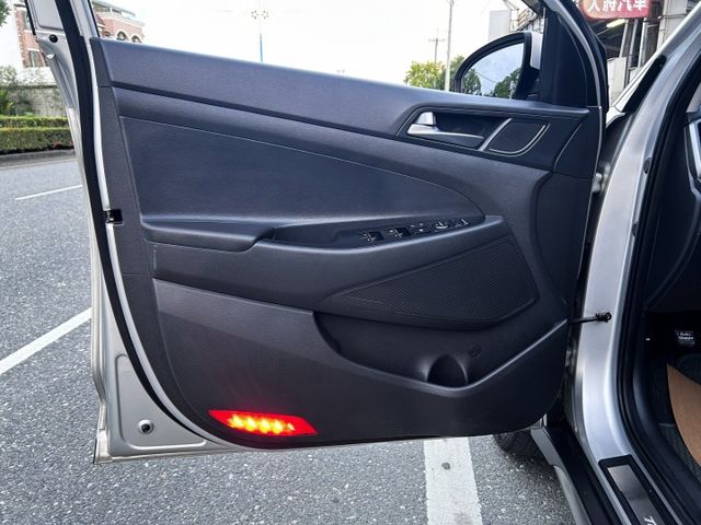 一手美車 ! 低里程跑5萬 ! 升級安卓機 ! 認證車 ! 全額貸款 !  第16張相片