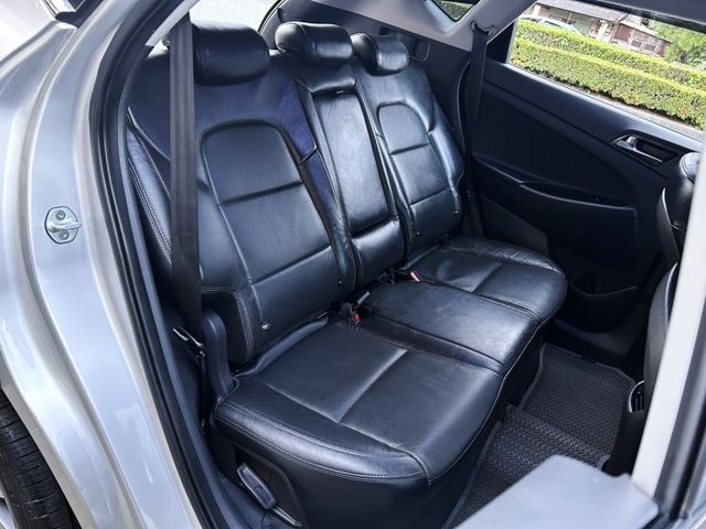 一手美車 ! 低里程跑5萬 ! 升級安卓機 ! 認證車 ! 全額貸款 !  第17張相片