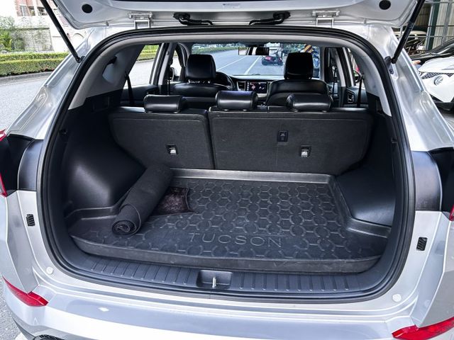 一手美車 ! 低里程跑5萬 ! 升級安卓機 ! 認證車 ! 全額貸款 !  第18張相片