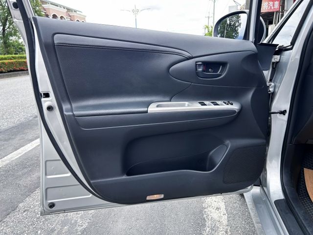 一手美車 ! 2.0E ! 有定速 ! 7人座最佳首選 ! 第三方認證車 ! 全額貸款 !  第14張相片