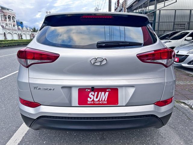 一手美車 ! 低里程跑5萬 ! 升級安卓機 ! 認證車 ! 全額貸款 !  第6張相片