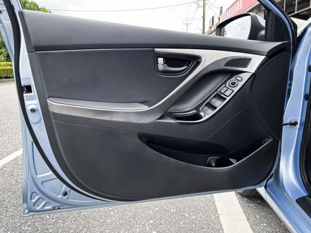 一手美車 ! 超低里程僅跑8萬 ! 旗艦款 ! 升級安卓機 ! 認證車 ! 全額貸款 !  第16張相片