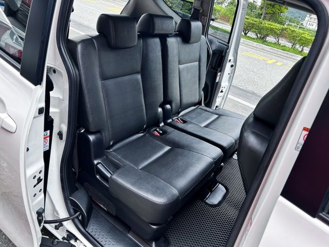 一手美車 ! 1.8豪華五人座 ! 超大空間 ! 認證車 ! 全額貸款 !  第17張相片