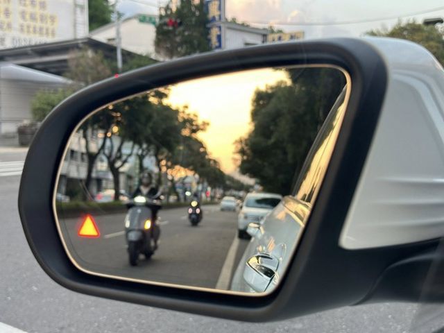 原鈑件認證歡迎索取 有跟車、配備多、AMG點進來看配備表  第16張相片