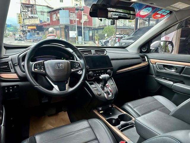 (原鈑件)S版 迎風面、大燈、車頂貼膜/全景天窗/自動跟車/ 車道維持/無線充電/盲點/電尾門/免鑰匙  第9張相片