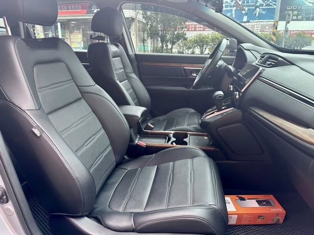 (原鈑件)S版 迎風面、大燈、車頂貼膜/全景天窗/自動跟車/ 車道維持/無線充電/盲點/電尾門/免鑰匙  第10張相片